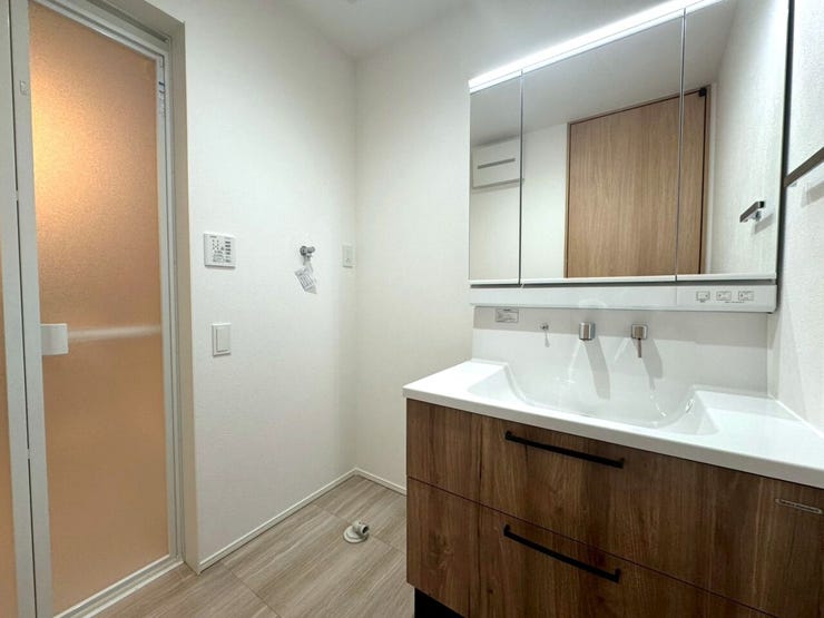 脱衣所 広々ボウルでお手入れも楽々。家事をスムーズにする機能美