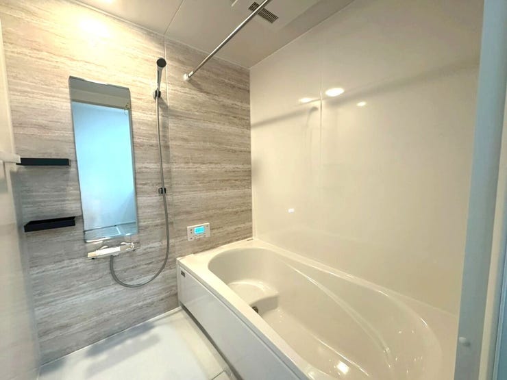 お風呂 ゆったり足が伸ばせる浴槽。毎日のバスタイムを贅沢に