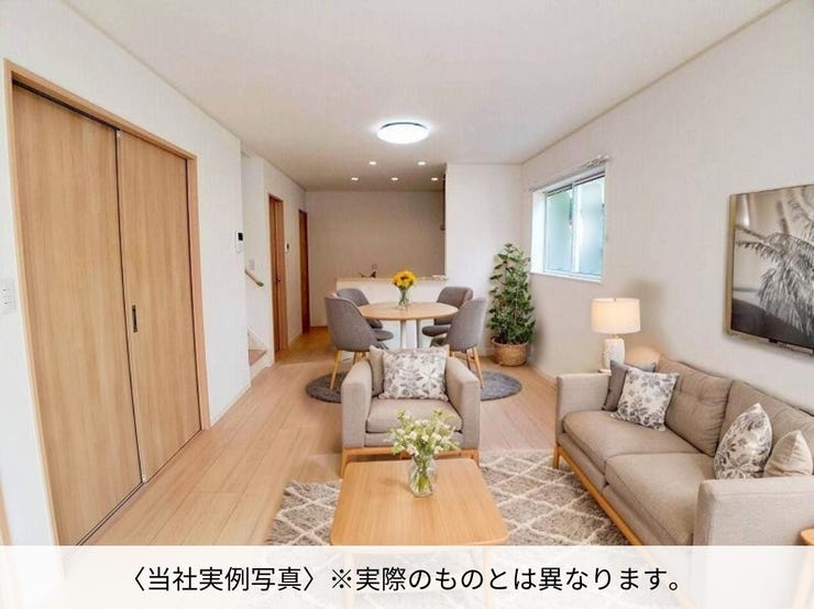 15.8帖のLDK。対面式キッチンで家族の様子が見渡せます!お子様が小さくても安心して過ごせコミュニケーションの取りやすい間取りです。
※家具・小物はAI生成によるもので付属品ではありません。