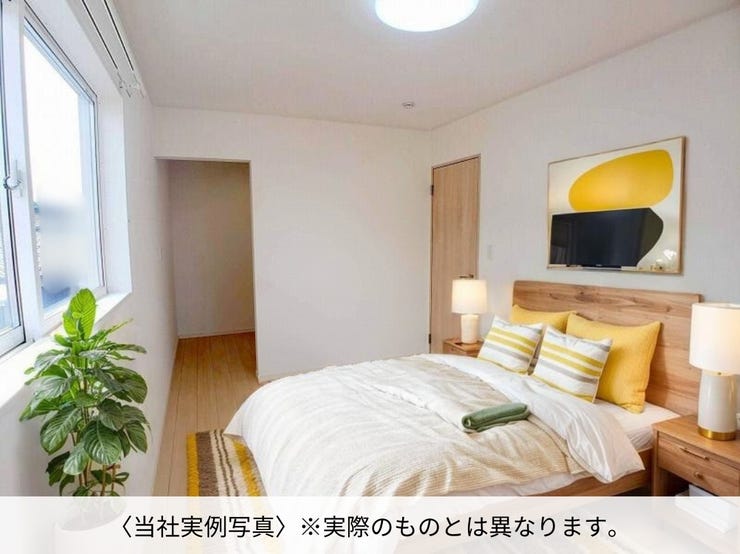 6.8帖洋室。2方向に窓があり、日当たり・通風良好です!ウォークインクローゼットを備えたお部屋で主寝室にピッタリ!
※家具・小物はAI生成によるもので付属品ではありません。