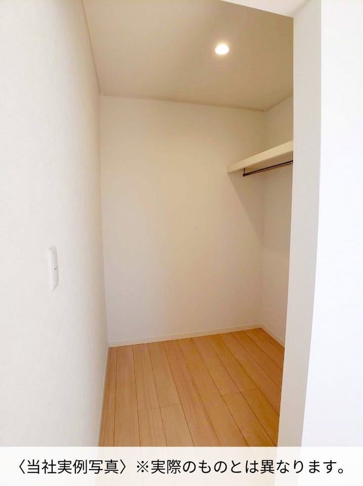 2帖のウォークインクローゼット。吊るす収納に便利なハンガーパイプ付き!