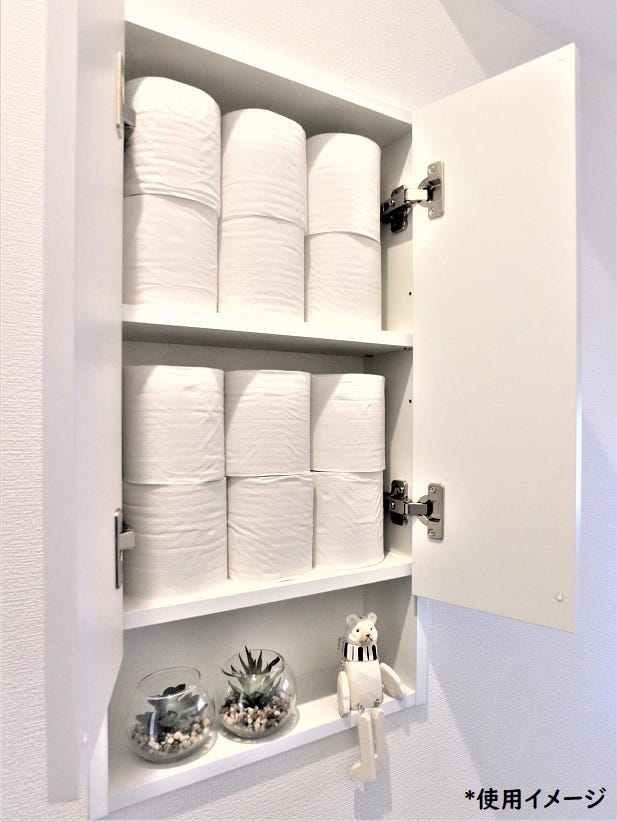 サニタリー用品やちょっとした掃除用具も目につかないようにしまっておけます。棚の高さは調節可能です!