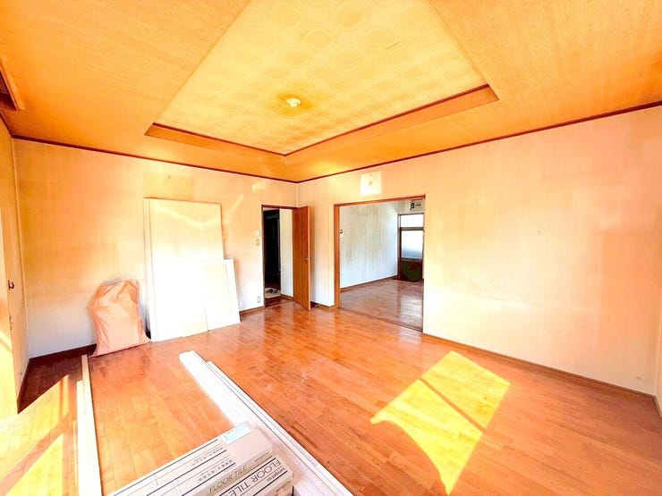 ゆったり寛げる充分な広さがございますので、ご家族でインテリアのレイアウトを考えるのも楽しみになりそうです。広々リビングならお子様の遊び場所も確保できそうですね。