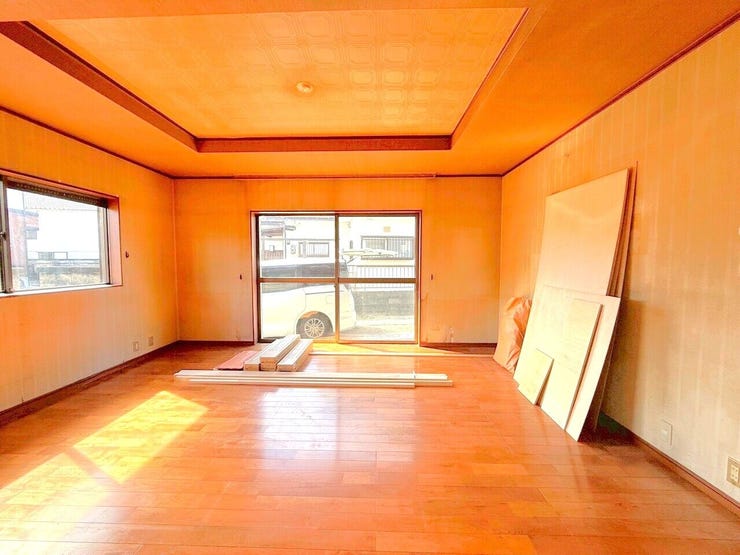 大きな窓が施され、明るさと、通風を確保した快適な空間です。朝日で明るい朝を迎えることで一日のスタートも気持ちよくなりそうですね♪