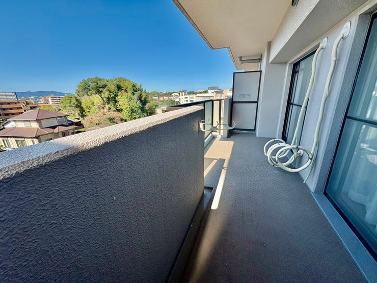 南西向きバルコニーで陽当たり良好です。