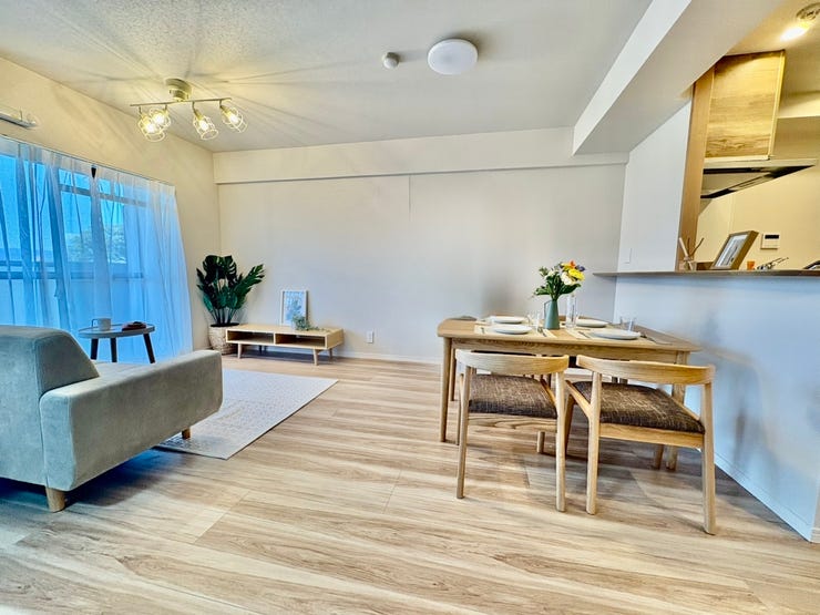 南西向きリビング12.9帖。キッチンにいてもリビングにいるご家族の様子を見ながら、お料理をすることができます。