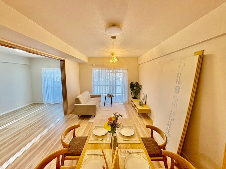 リビングに隣接した洋室はスライドドア仕様。開けて放てば一体感が生まれ、さらに広々とした開放的な空間としてお使い頂けます。