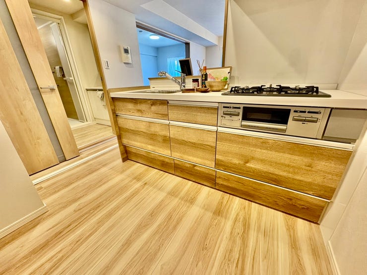 冷蔵庫や食器棚を置いても広々。
使い勝手の良いキッチン空間へ。3口コンロを使用しているため、同時に複数の調理が可能です。