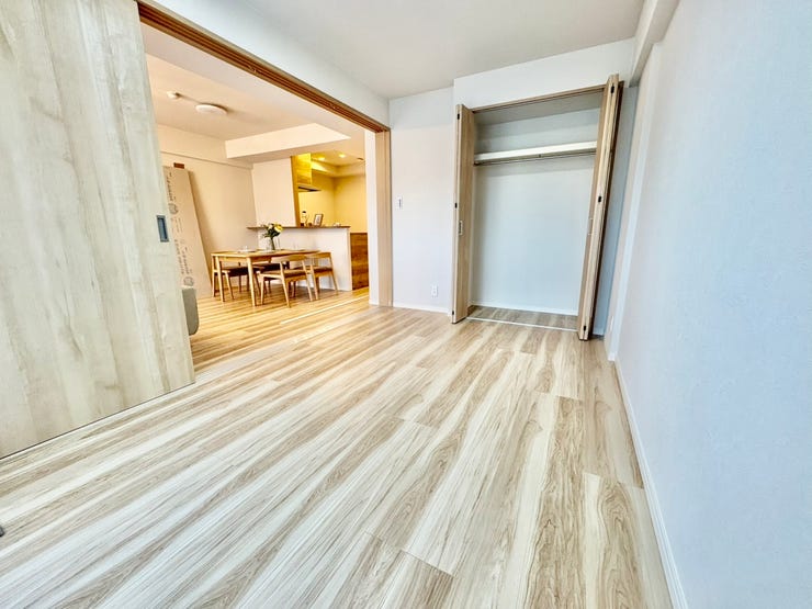 リビングに隣接している5.7帖の洋室。クローゼット付きなので収納には困りません。