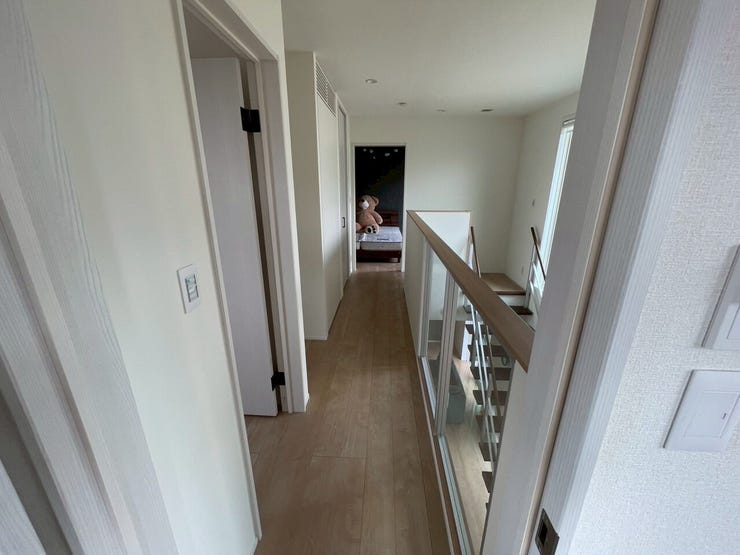 廊下サイドにも収納あり