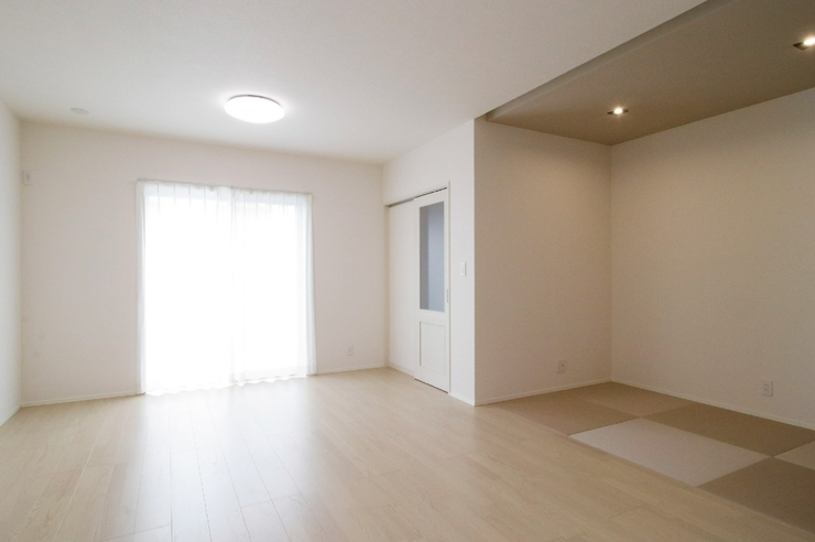 タタミコーナーには棚付きの収納が2カ所あり、お子様のおもちゃなどもすっきり収納可能★