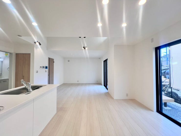 たっぷりの陽光と心地よい風が舞い込む住まいを想像させます♪