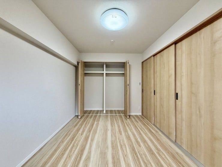 〈6.0帖〉ハンガーパイプ付きの収納は、「たたまない収納」を実践し、効率よく衣類を収納することができます♪