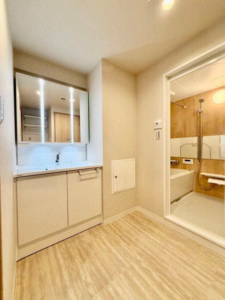 ゆったりとした洗面空間。三面鏡付のワイドな洗面台は、朝の忙しい時間帯も安心です♪