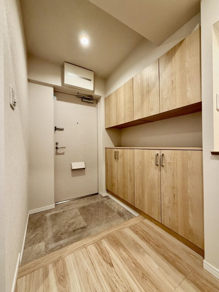 大きなシューズボックスでスッキリとした玄関♪人感センサーライト付きで夜の帰宅も安心♪