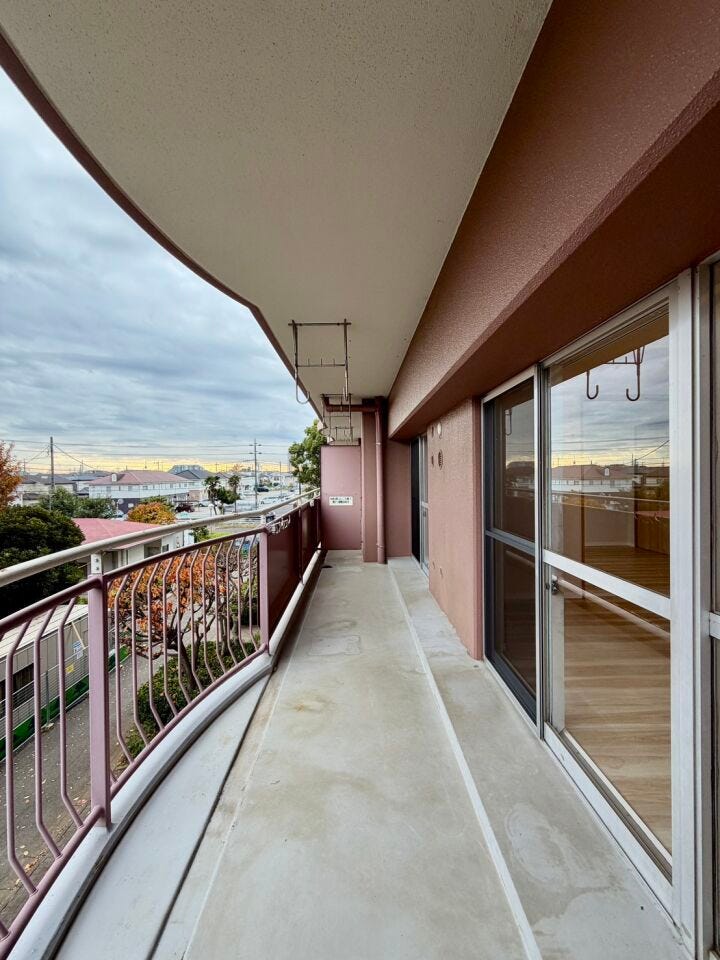 〈南東側バルコニー〉広々ワイドバルコニーは、ご家族のお布団をたっぷり干せます♪