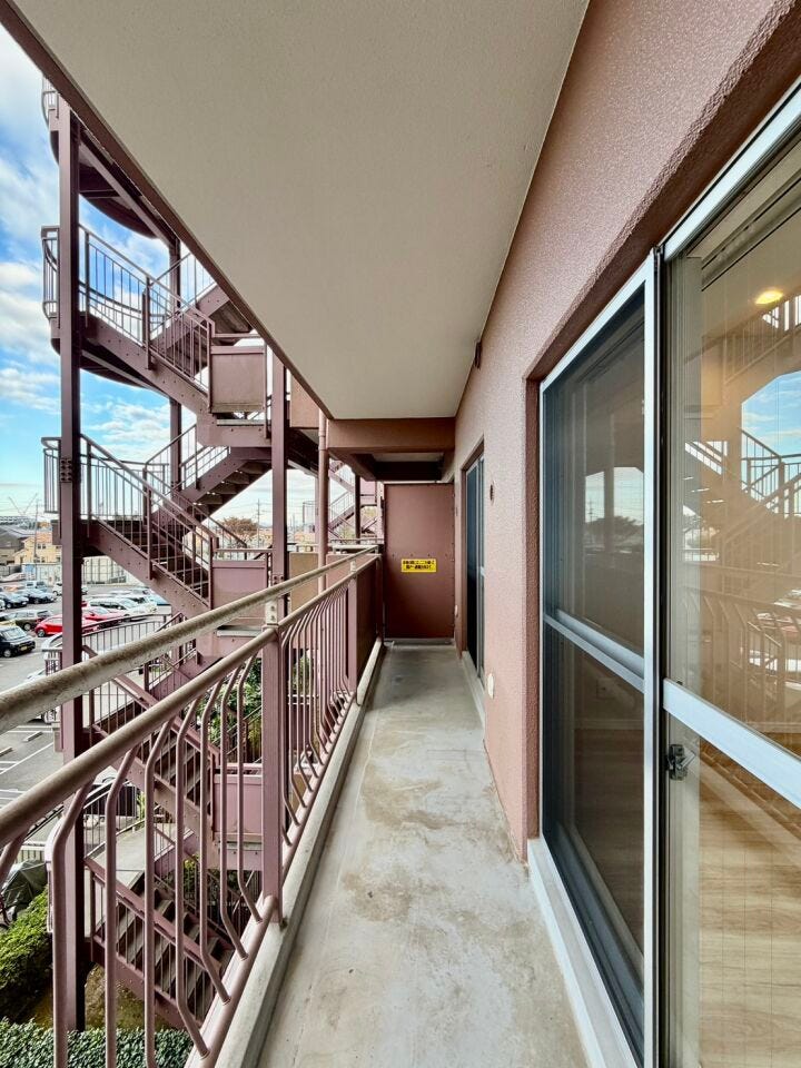 〈北西側バルコニー〉室内に置きたくない物(タイヤなど)を置いたりもできるワイドバルコニー♪