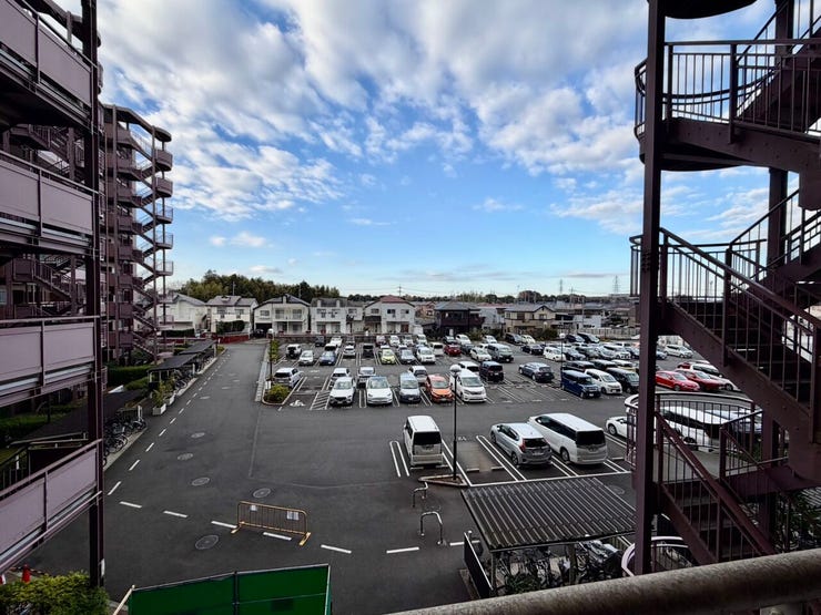 〈北西側バルコニー〉何気に開けていて景色がいいです♪