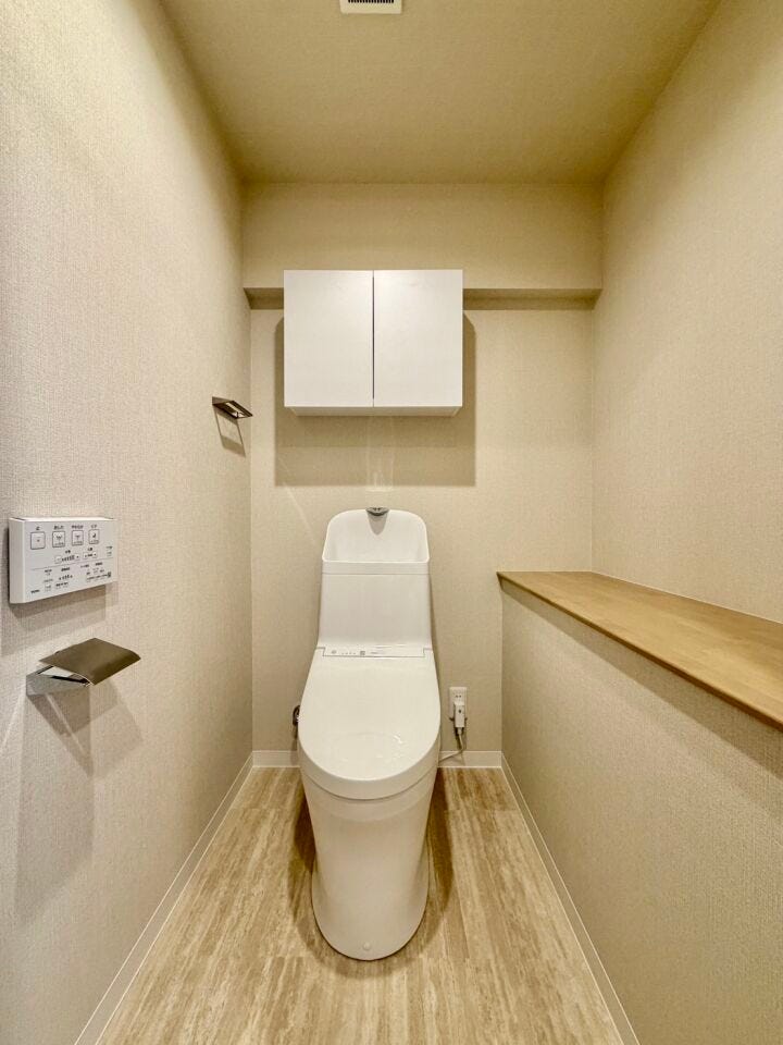 お手入れしやすい温水洗浄便座で、毎日快適♪スッキリ片付く収納付き♪横のカウンターに本を並べたり、ディスプレイしたりできます♪