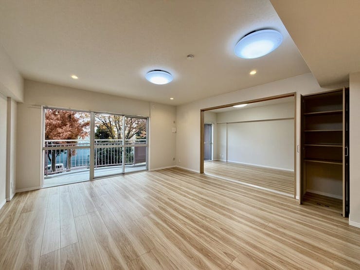 【リビング】
窓の向こうに広がる木々に心が癒される明るいリビング♪