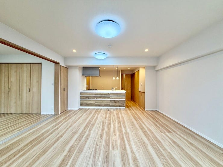 隣接する洋室を開放すると、23.2帖の空間が広がります♪