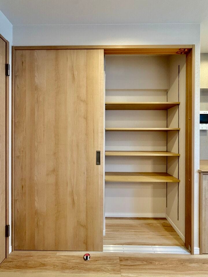 左右ともに可動棚付き!片方パントリー、片方リビング収納として使うこともできます♪