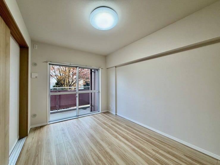 〈6.0帖〉バルコニーに面した明るい洋室が気分をリラックスさせます