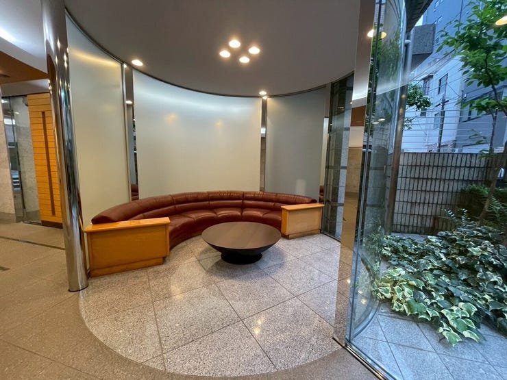 お待ち合わせやちょっとした休憩に「ソファスペース」もございます