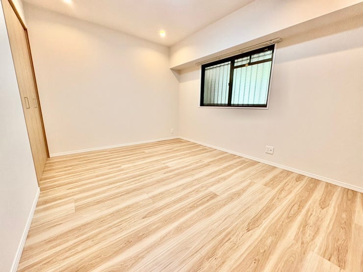 【洋室7.1帖②】クローゼット付きなので大切なお洋服も綺麗に収納できます。