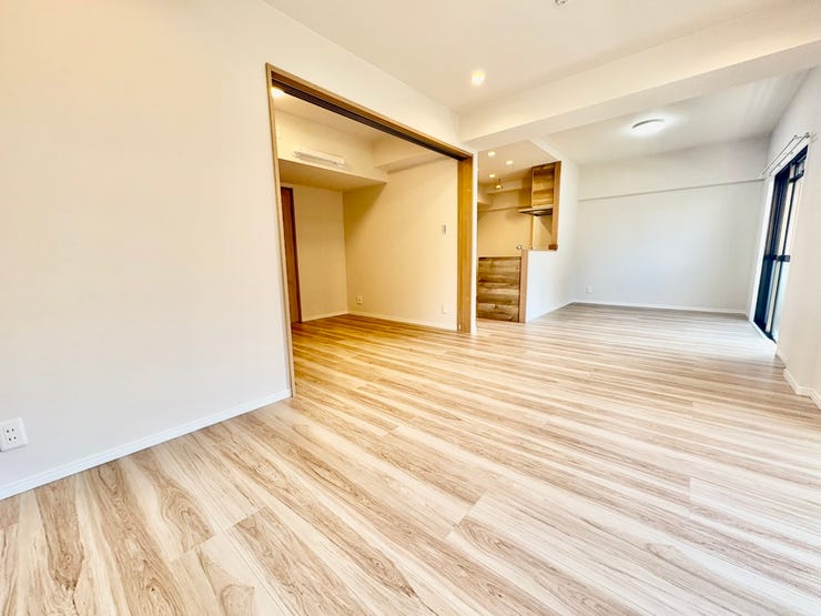 南西向きリビング16.7帖の広さ。木目調のフローリングで温かみのある空間です。