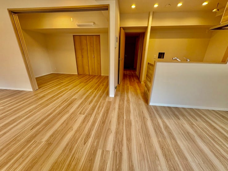 リビングに隣接した洋室はスライドドア仕様。開けて放てば一体感が生まれ、さらに広々とした開放的な空間としてお使い頂けます。