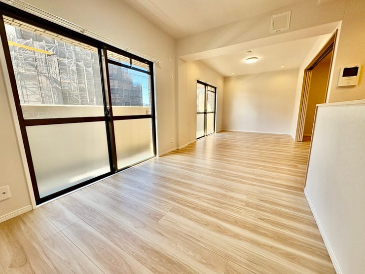 【リビング】
南西向きの陽当たり良好なリビングとなっています。