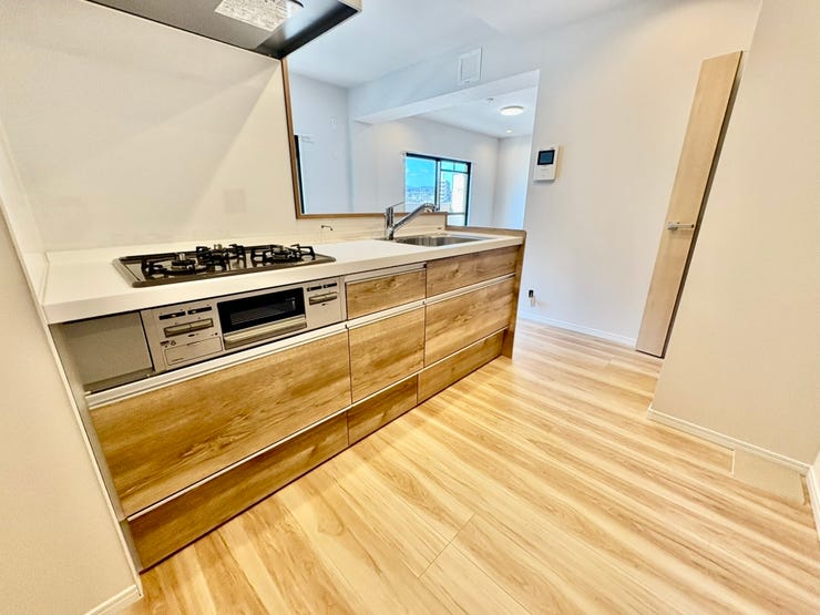 冷蔵庫や食器棚を置いても広々。使い勝手の良いキッチン空間へ。キッチンにいてもリビングにいるご家族の様子を見ながら、お料理をすることができます。