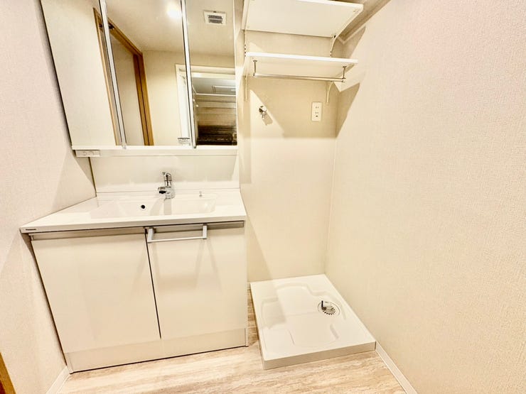 3面鏡裏も収納になっているのでお化粧品や洗剤のストック等たくさん収納できますよ。見せない収納でお洒落な空間へ。