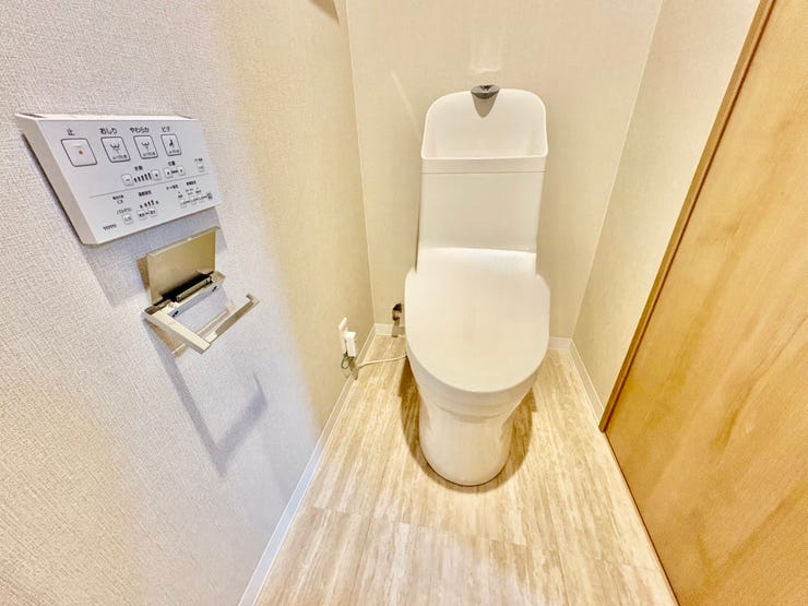 温水洗浄便座で快適&衛生的でペーパー節約にもなります。