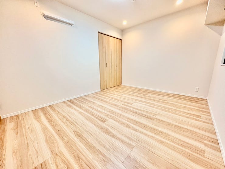 【洋室7.1帖①】明るい洋室は家具を置いてもゆったりスペースがあります。