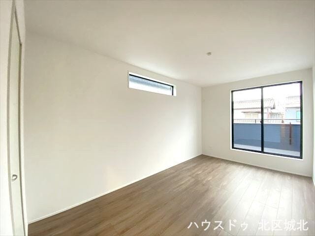 7.5帖洋室:南側の洋室は、日差しがたっぷりと降り注ぎ、明るく開放的な空間で、朝の光を感じながら爽やかなスタートが切れる場所です。