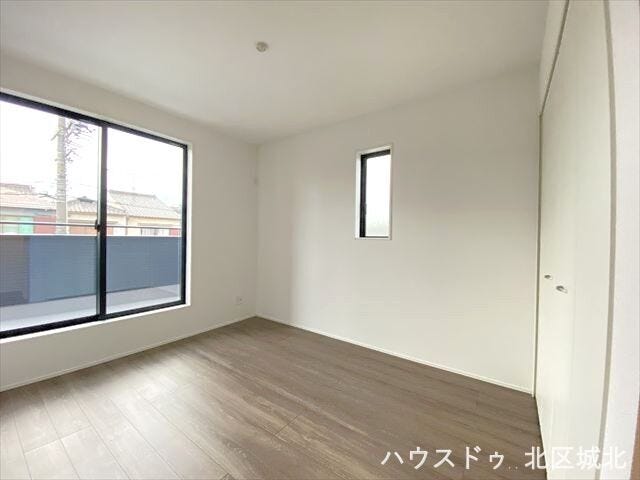 5.5帖洋室:陽光がたっぷり差し込む、明るく心地よい南向きの洋室です。観葉植物やインテリアも映える、明るさが魅力です。