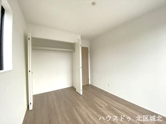 収納スペースも完備しております♪ハンガーパイプや枕棚があらかじめついているので、サッと片づける事が出来ます!