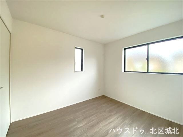 5.2帖洋室:日差しが安定した北側の洋室は、集中したい作業にもぴったりの空間です。