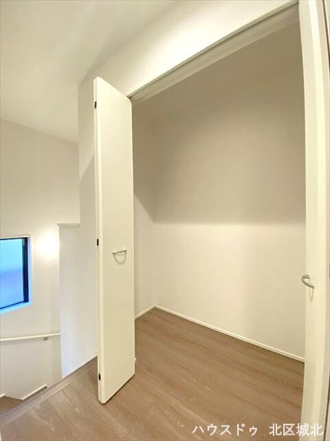 廊下収納:スペースを無駄なく活用できる便利な収納場所で、日用品や掃除道具をスッキリ整理整頓できるので、家全体がより広く感じられます。