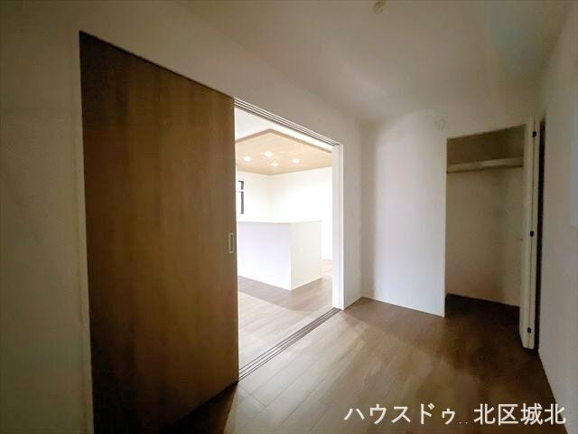 4帖洋室:コンパクトな部屋ですが、収納もあるので快適に過ごせます。客間や書斎、趣味部屋など多用途に活躍します。