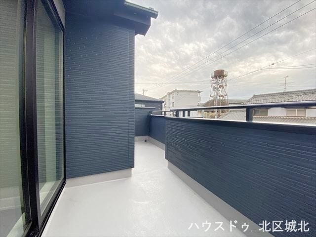 2面を繋ぐバルコニーはゆったりと、洗濯物も気持ちよく干せそうですね。