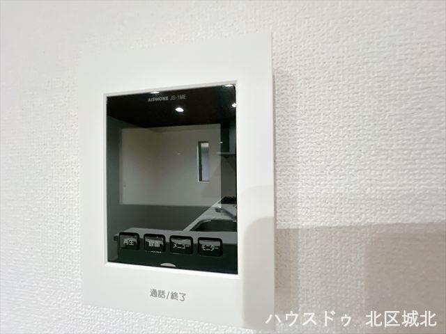 インターホンにモニターが付いているので、玄関まで行かずに来客の対応が出来ます!防犯面も安心ですね。