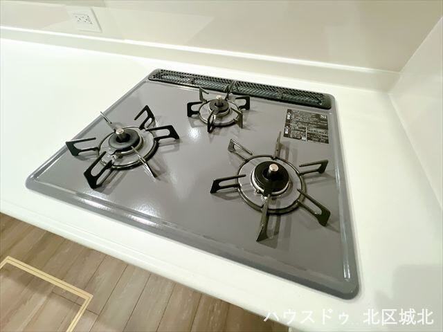 3つ口コンロで忙しい時でも効率よく調理が可能。家族みんなで楽しむ食事準備がスムーズにでき、毎日の料理がさらに楽しくなります。