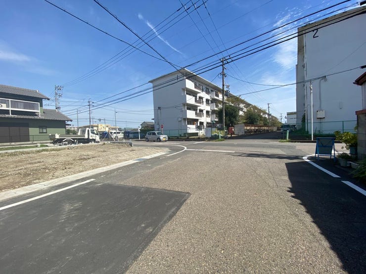 前面道路:道路幅にゆとりがあるので、車種を選びません。大きめの車を乗りたい方にもオススメです。