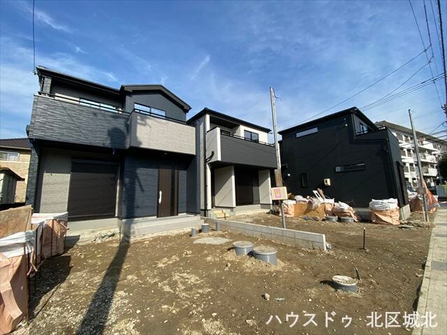 全居室収納完備+廊下収納やパントリーもついています。
玄関にはシューズインクローゼットがついており、収納スペースが豊富な住まいです。