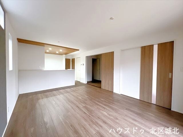 縦の空間を利用し、4帖の洋室とつながりがあるので、明るく開放的なLDK。