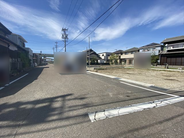 【南側前面道路】幅員約8.4mの前面道路です。広々としていて、街並みが開放的で圧迫感がありません。