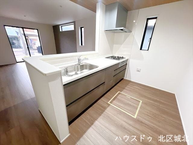 機能的なワークスペースを実現した対面式キッチン。料理をしながらリビングをしっかり見渡せるので、お子様から目を離すことなく安心です◎